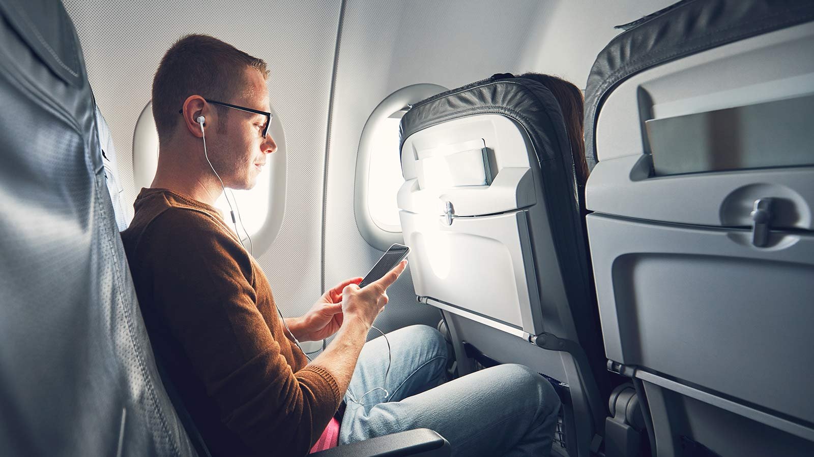 Hombre escuchando música durante el vuelo