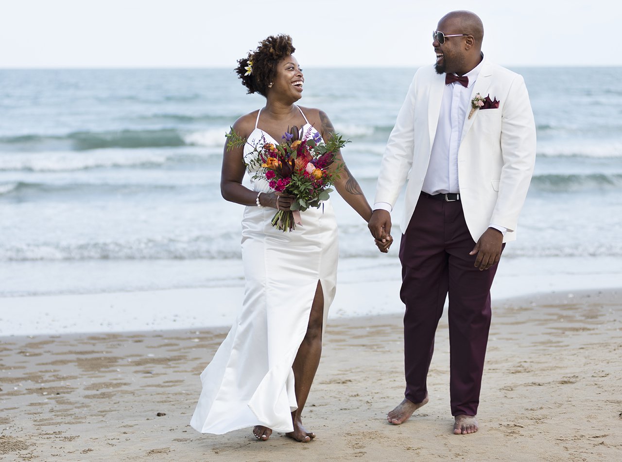 Feliz novia y el novio en una ceremonia de boda en una isla tropical