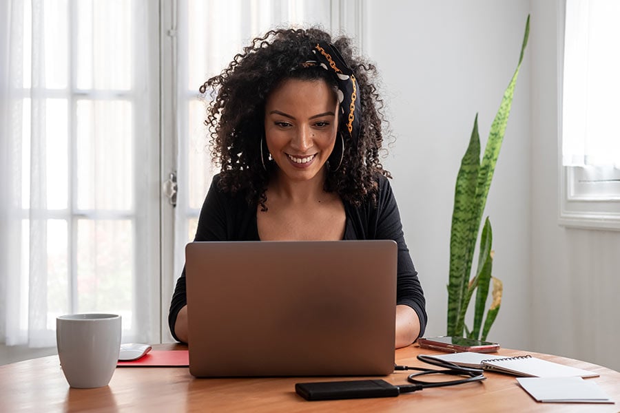 Mujer joven, trabajando, con, computador portatil